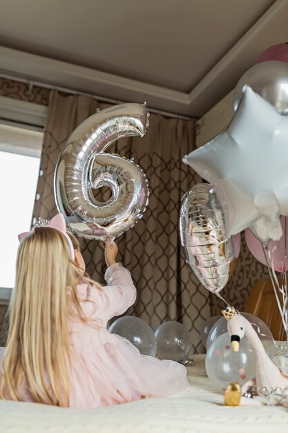 Petite fille et ballons