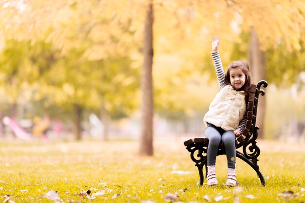 Petite fille sur le banc