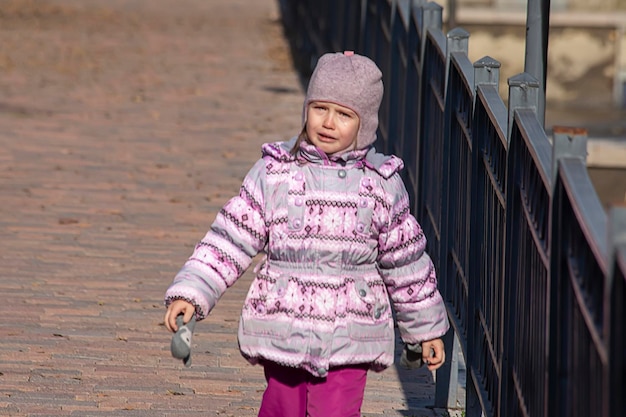 Petite fille en bas âge pleure seule dans la rue Se perdre concept