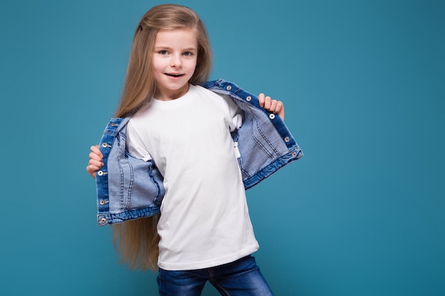 Petite fille beauté en veste de jean aux longs cheveux bruns