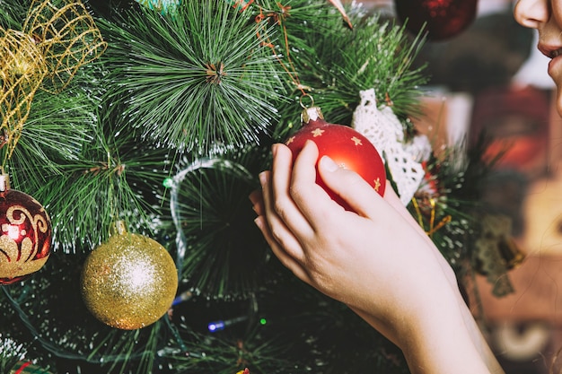 Petite fille belle souriante heureuse et gaie dans les décorations de Noël