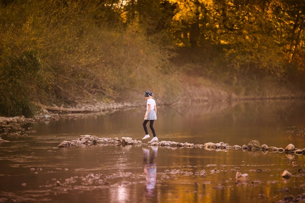 Petite fille blonde au bord de la rivière