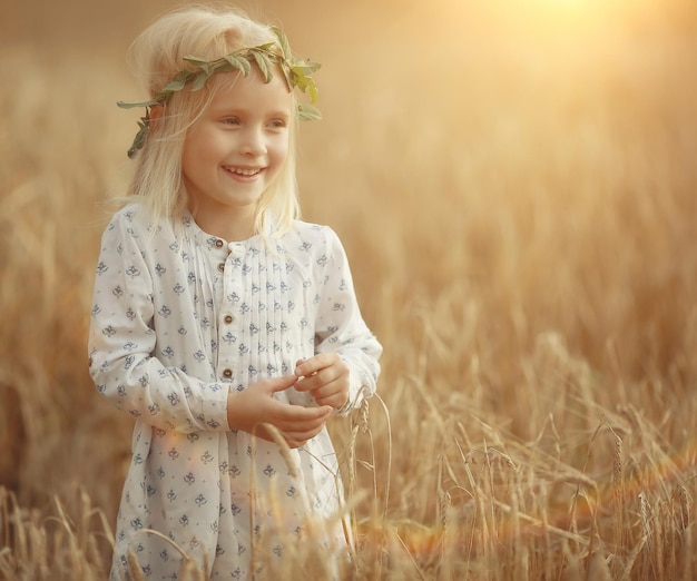 petite fille blonde dans le champ avec des épillets