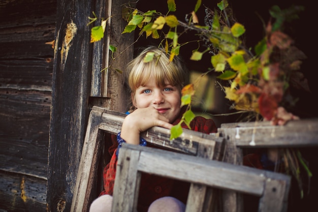 petite fille blonde à la fenêtre de la cabine