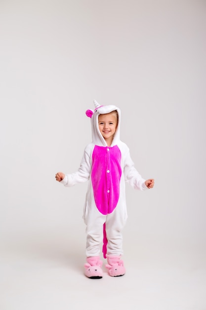 petite fille blonde en kigurumi sur fond blanc