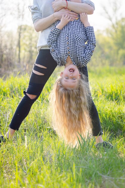 Petite fille blonde s'amusant dans le parc du printemps.