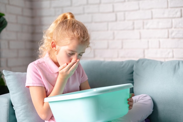 Petite fille blonde se sentant malade Souffrant de nausées vomissements Concept d'empoisonnement alimentaire