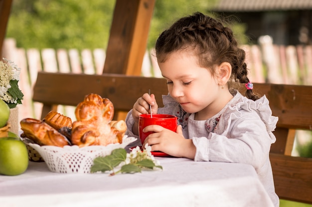 petite fille, boire thé, à, brioches