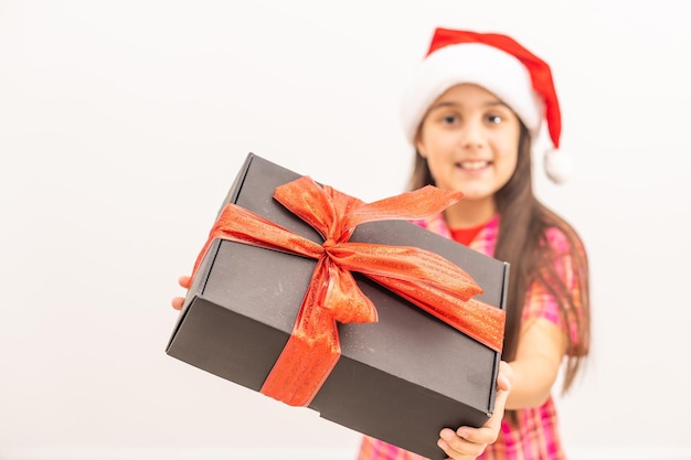 Petite fille avec boîte-cadeau de Noël