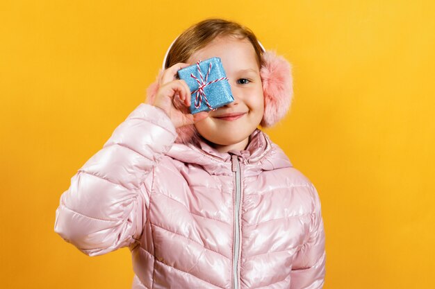 Petite fille avec une boîte avec un cadeau.