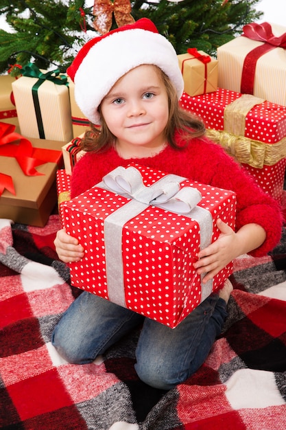 Petite fille avec boîte de Noël