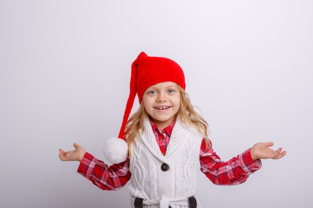 petite fille en bonnet de noel sur fond gris