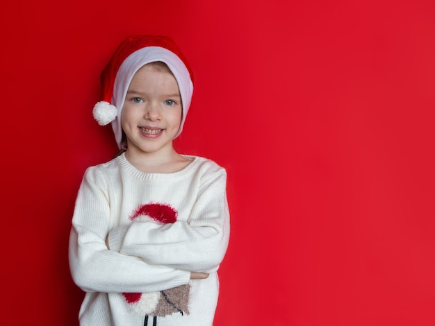 Petite fille en bonnet de noel nouvel an et concept de Noël