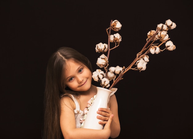 Petite fille avec un bouquet de coton