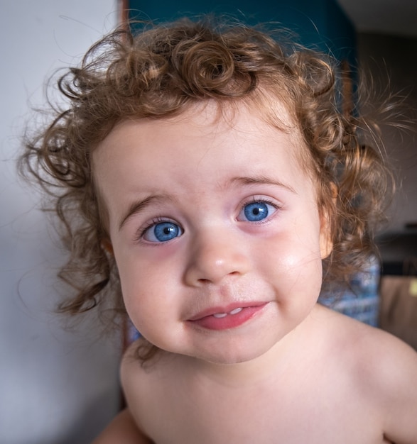 Petite fille brésilienne aux yeux bleus à la