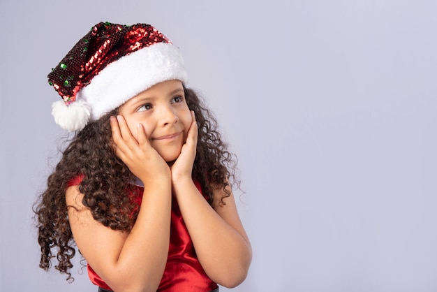 Petite fille brésilienne habillée avec un costume de Noël