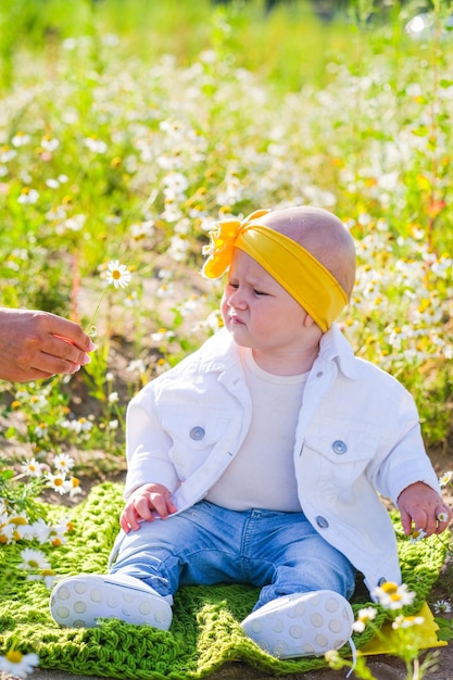 Photo une petite fille en broderie se tient dans le champ