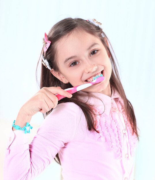 Petite fille avec une brosse à dents photo avec espace de copie