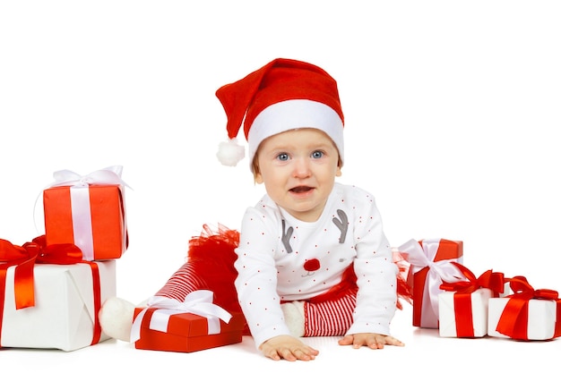 Petite fille et cadeau isolé sur blanc