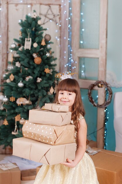 petite fille avec un cadeau de nouvel an