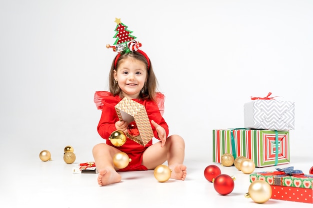 Une petite fille avec des cadeaux du Père Noël