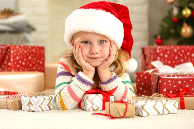 Petite fille avec des cadeaux de Noël à l'intérieur de Noël