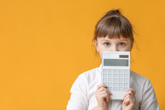 Petite fille avec calculatrice