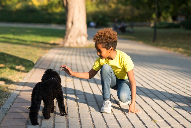 Petite fille câlins chien dans la rue.