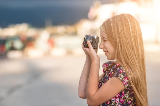 Petite fille avec caméra