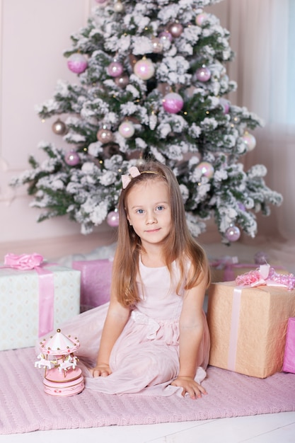 Petite fille avec carrousel de Noël musical jouet