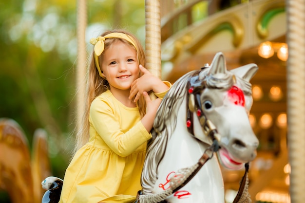 petite fille sur le carrousel