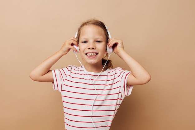 Photo petite fille casque divertissement émotions fond isolé