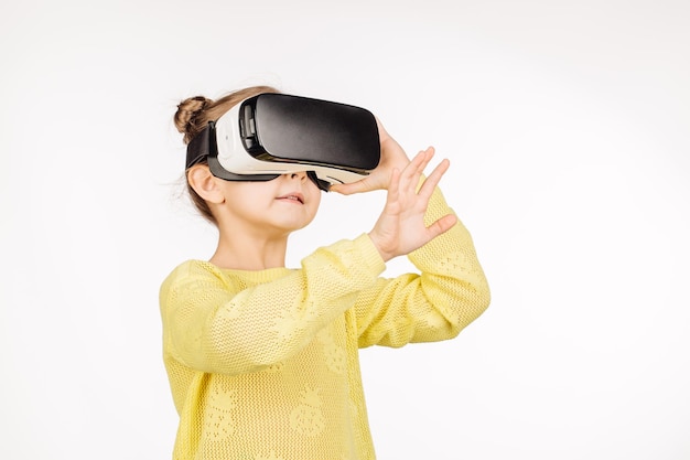 Petite fille avec casque de réalité virtuelle