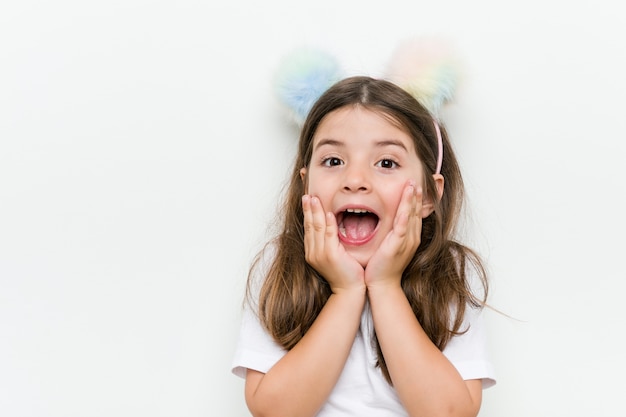 Petite fille caucasienne avec costume et accessoires s'amuser