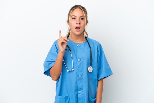 Petite fille caucasienne déguisée en chirurgien isolé sur fond blanc pensant une idée pointant le doigt vers le haut