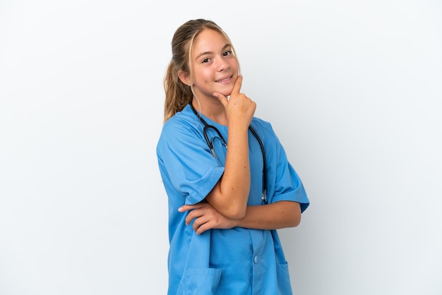 Petite fille caucasienne déguisée en chirurgien isolé sur fond blanc souriant