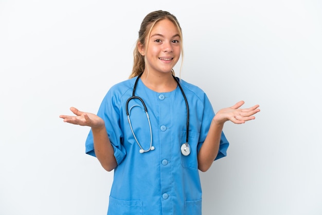 Petite fille caucasienne déguisée en chirurgien isolée sur fond blanc avec une expression faciale choquée