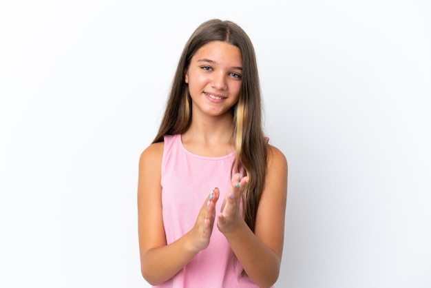 Petite fille caucasienne isolée sur fond blanc applaudissant après présentation lors d'une conférence