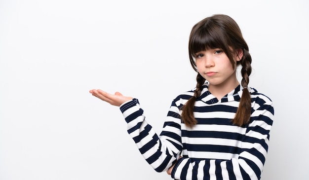 Petite fille caucasienne isolée sur fond blanc ayant des doutes