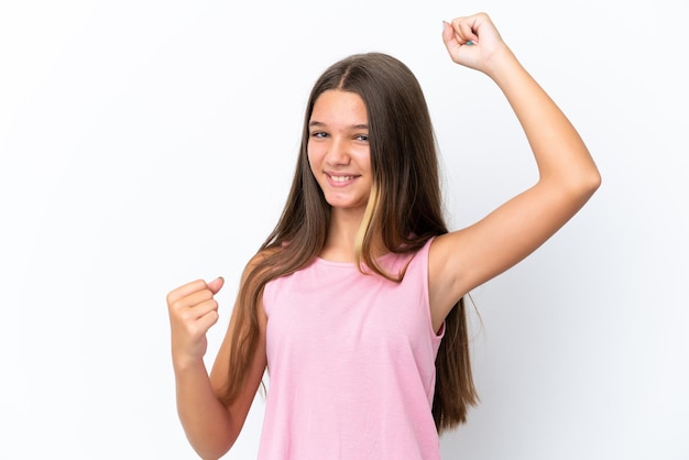 Petite fille caucasienne isolée sur fond blanc célébrant une victoire