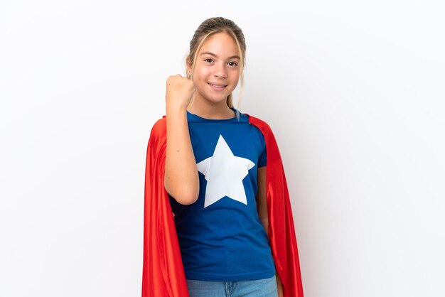 Petite fille caucasienne isolée sur fond blanc en costume de super-héros