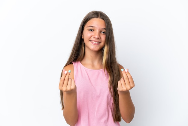 Petite fille caucasienne isolée sur fond blanc faisant un geste d'argent