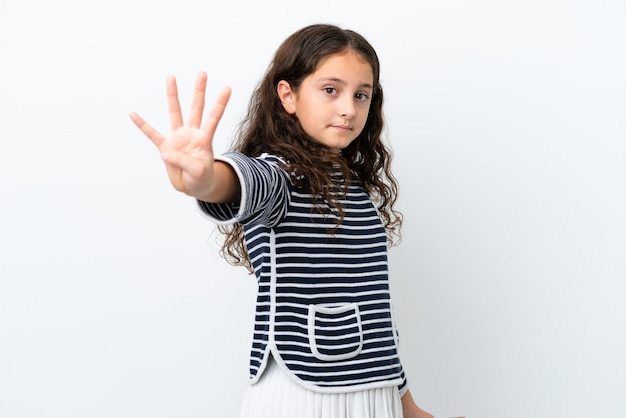 Petite fille caucasienne isolée sur fond blanc heureuse et comptant quatre avec les doigts