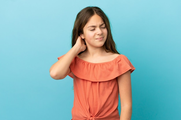 Petite fille caucasienne isolée sur fond bleu avec mal au cou