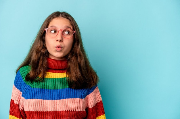 Petite fille caucasienne isolée sur fond bleu