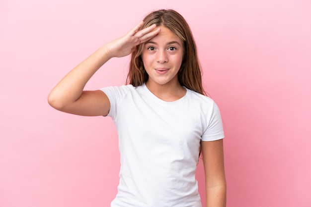 Petite fille caucasienne isolée sur fond rose a réalisé quelque chose et a l'intention de trouver la solution