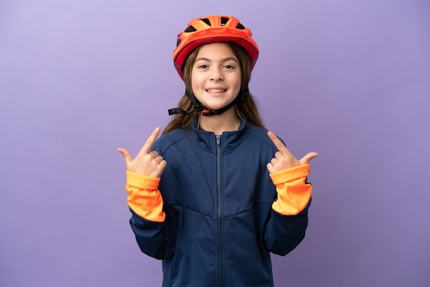 Petite fille caucasienne isolée sur fond violet donnant un geste du pouce vers le haut