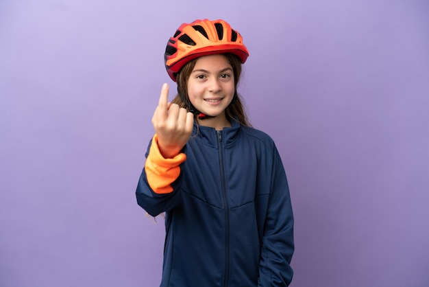 Petite fille caucasienne isolée sur fond violet faisant un geste à venir