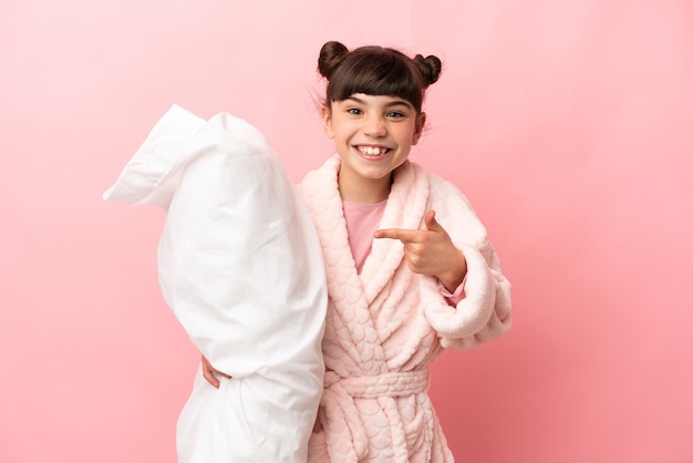 Petite fille caucasienne isolée en pyjama et avec une expression faciale surprise