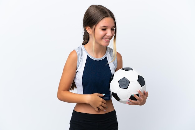 Petite fille caucasienne jouant au football isolée sur fond blanc souriant beaucoup